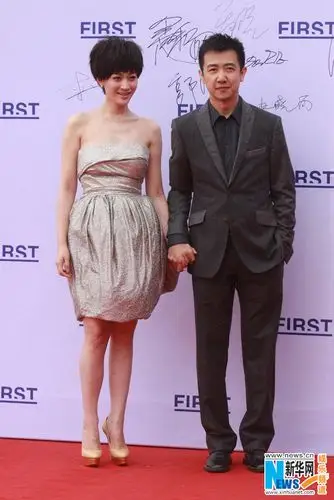 鄢颇李小冉携手现身 二人十指紧扣甜蜜并行