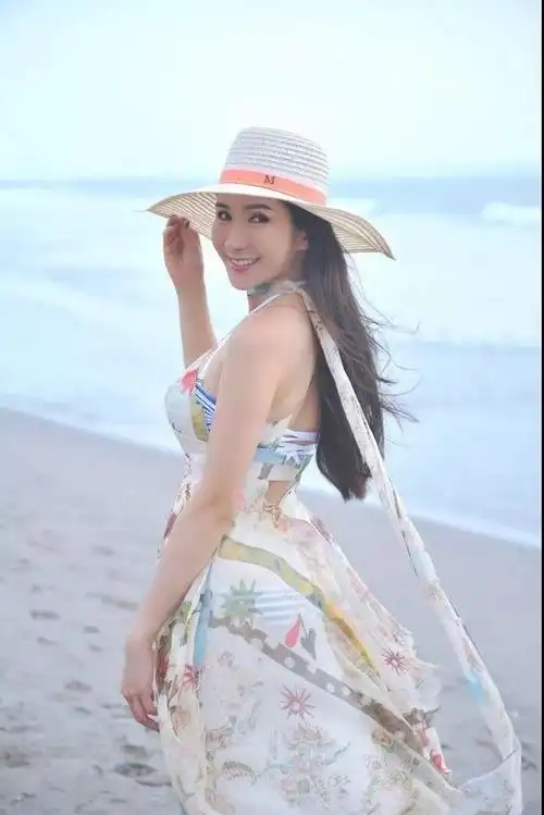 靠离婚发家的新加坡ins女王,45岁因奢华和"冻龄"走红!