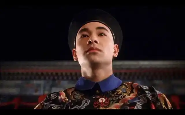 但二人对峙时赵文卓气场丝毫不输,胶原蛋白过剩没影响"九门提督"的