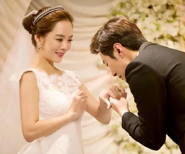 2000年,她与张东健共同出演《夏娃的诱惑》,凭借剧中善美一角走红,并