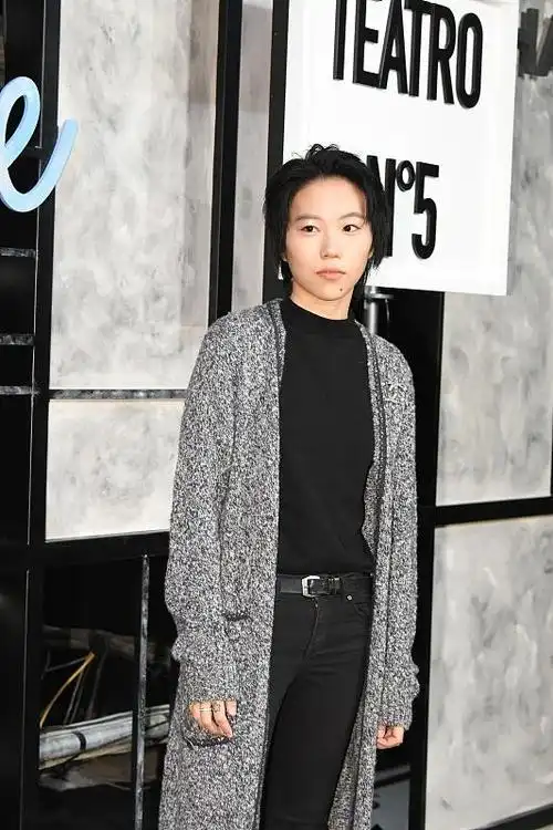 窦靖童长发的造型挺温柔的,看着端庄还可爱,真有少女感