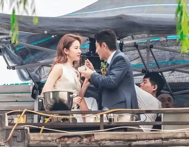 林心如为爸爸举办生日宴,父女俩颜值状态引热议,合照未见霍建华_成功