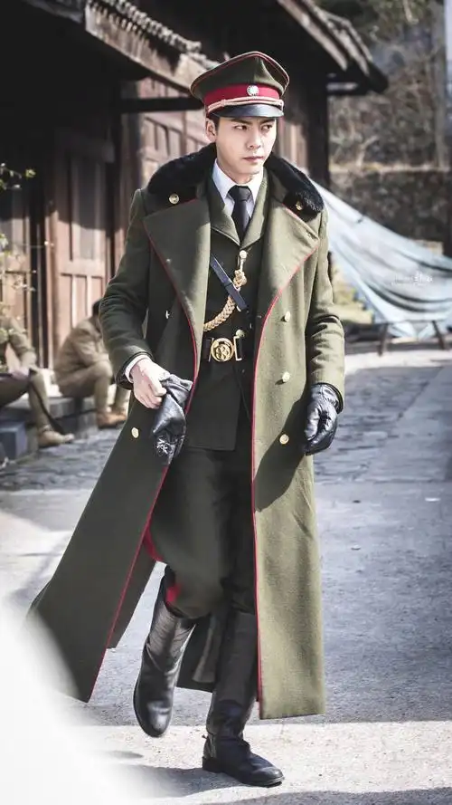 陈伟霆军装秀帅炸天!变片场为秀场,自带气场走起路来都像是在走秀!