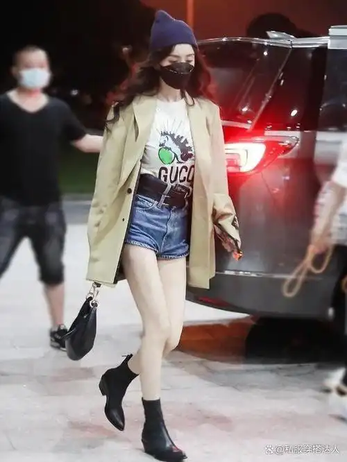 "杨幂春日风尚:最新牛仔裤穿搭指南"