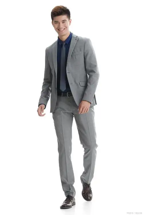 在选择衬衫时,应选择法式或单扣的衬衫,颜色以白色或淡色为主.在