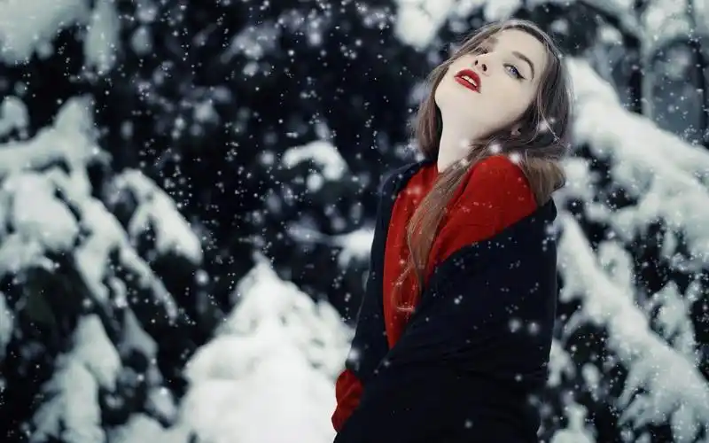 冬天雪地里的美女