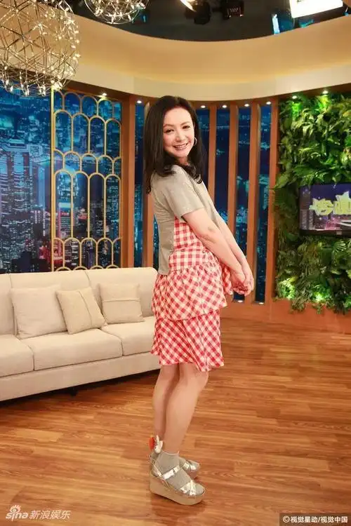 52岁曾华倩近照曝光气色好 少女风格短裙大秀美腿