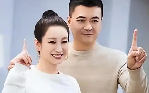 王新军与唐静离婚后娶了最丑影后秦海璐将她宠成公主