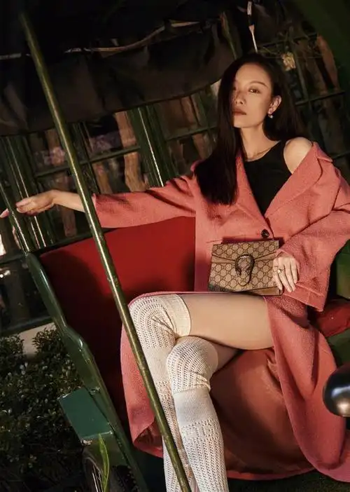 倪妮选择高腰开叉的长裙时,特意利用白色针织袜作为内搭,不仅将腿部