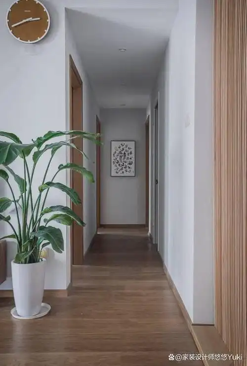 灰地砖,白墙用什么门比较好?