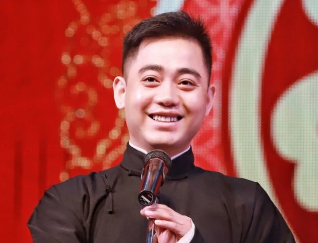 孔云龙一次吃饭和邻桌闹了矛盾,上去就是一拳,没想到直接被摞倒了