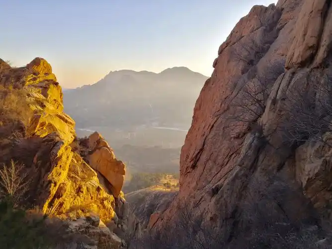 山的石质坚硬,形状各异.并且,很多石头特别巨大.