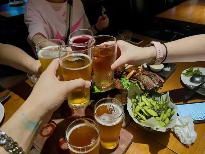 每个人手机里都有一张举杯照片|酒杯|杯子|李白|月下_网易订阅