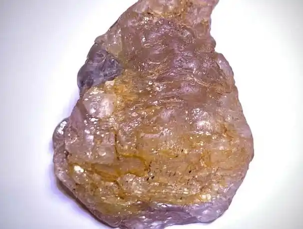 他将它送去进一步检查,并得知他持有一颗完全不为人知的宝石,这种宝石