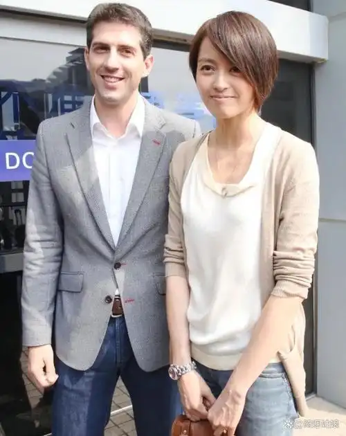 47岁梁咏琪开演唱会外籍老公献花献吻混血女儿的颜值引发热议