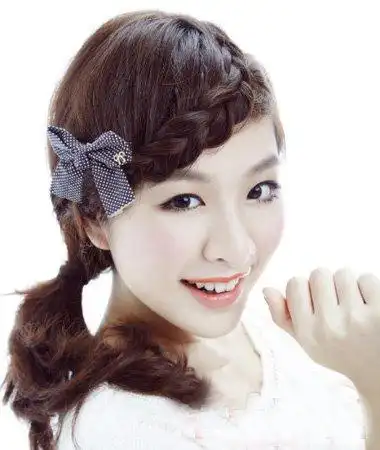 甜美可爱中发韩式扎发 甜美的女孩扎什么辫子好看