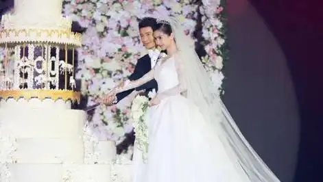 杨颖站姐愚人节杀疯了,发陈伟霆称爱人错过,还发ab黄晓明感慨世纪婚礼