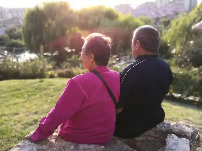 夕阳的余晖,照射在坚实的背影,一种从容淡定,一种相濡以沫.