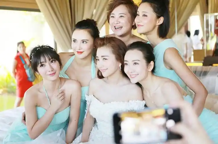 包文婧的伴娘团由柳岩,王鸥,莫小琪,贾玲,张歆艺组成,额.