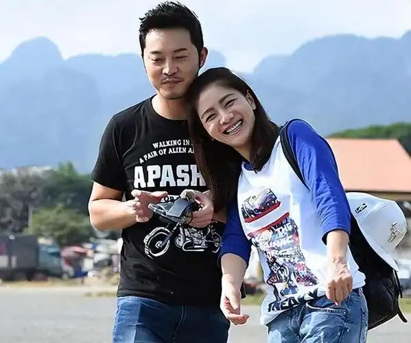 回顾胡可嫁给沙溢3年生2子曾含泪直言后悔风光背后有心酸