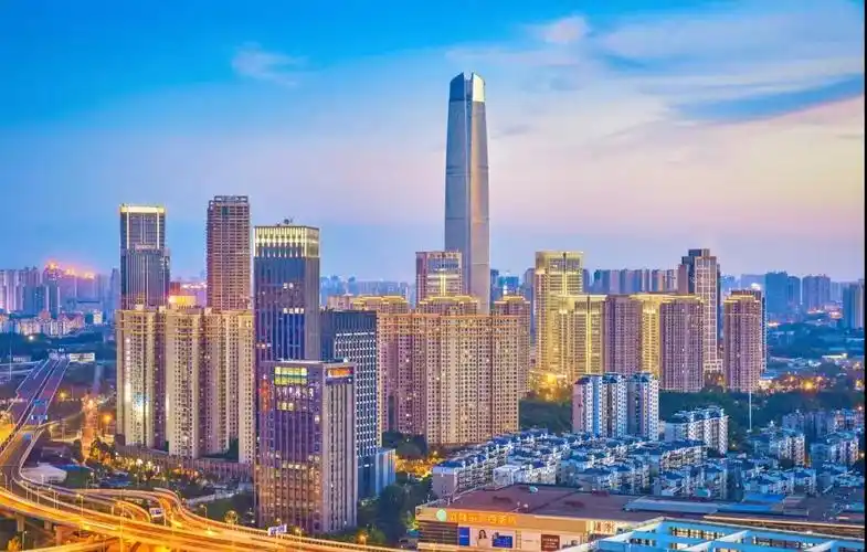 41平方公里,是目前全球体量最大的城市单中心cbd项目,也是武汉市首个"