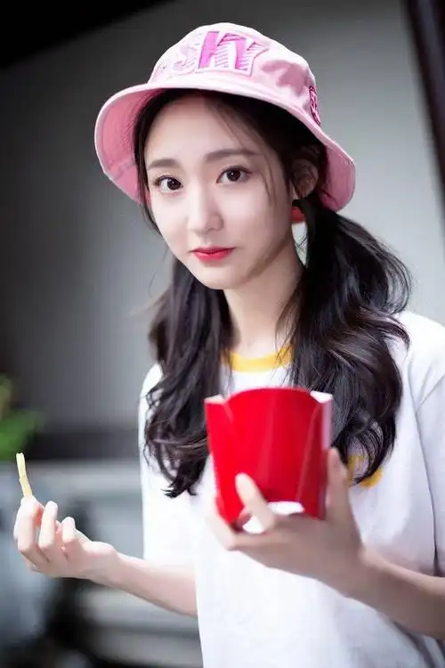 《创造101》王莫涵曝写真 可爱"甜笑杀"清新灵动