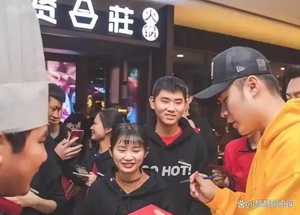 陈赫与叶一茜,朱桢三人一起合伙开了贤和庄,靠着陈赫的名气和一堆明星