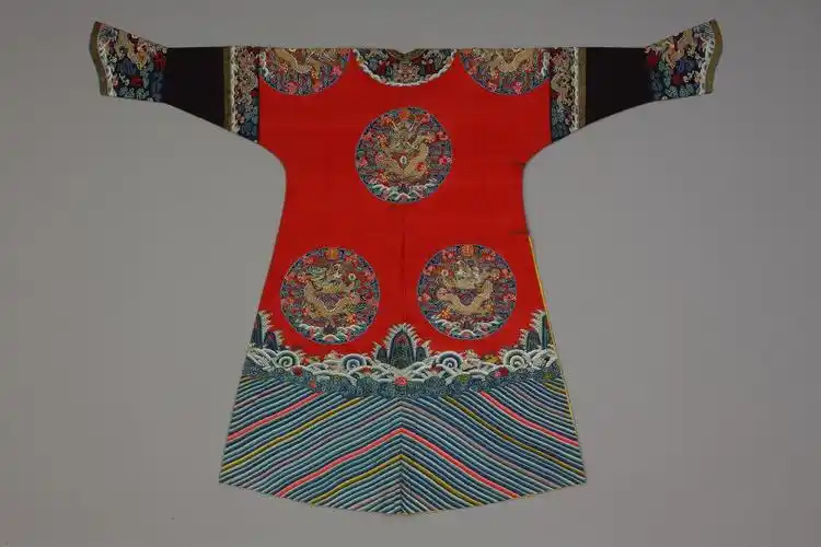 【大红色缂丝八团彩云蝠寿金龙纹女棉龙袍】