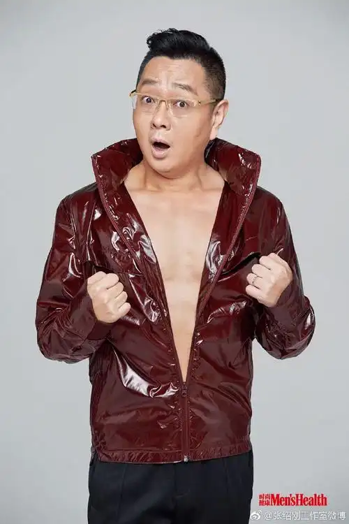 油腻大叔张绍刚拍写真秀腹肌 网友:给p图老师加个鸡腿儿