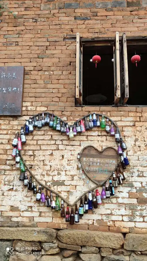 商铺老板用各式酒瓶拼成的爱心,独具匠心!