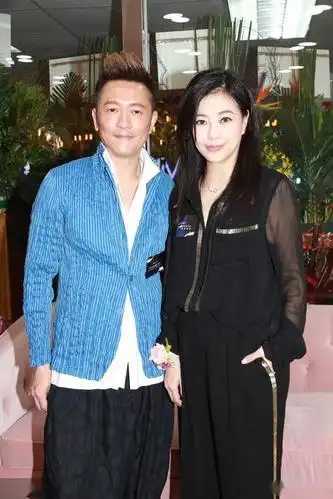 草蜢成员苏志威妻子刘小慧 50岁了你真是会保养