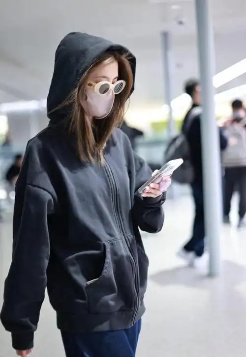 街拍吴千语连帽卫衣阔腿裤太阳镜街头酷感