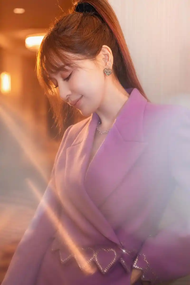 甜心教主王心凌最新光韵写真来袭 长长睫毛弯啊弯 尽显甜辣霸气