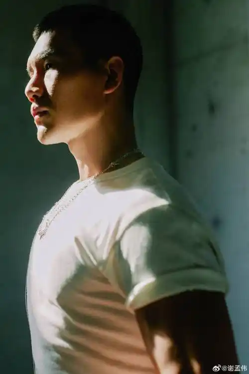 嘎子哥谢孟伟晒硬汉照开工 身材挺拔有型_气质_眼神_写真