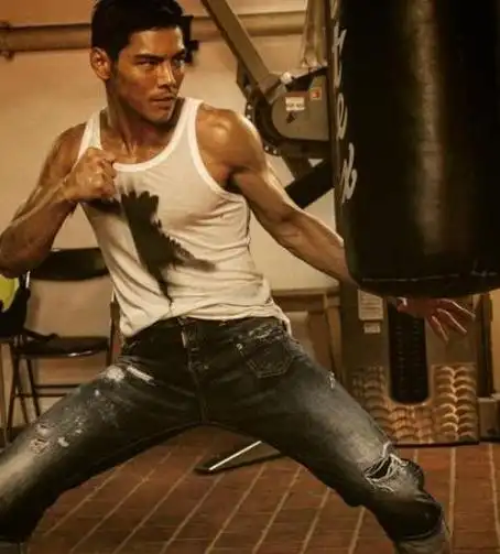 向佐离港告别家人,头像透露真实性格,网友:郭碧婷不用假笑了