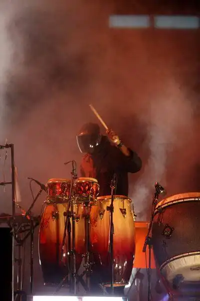 图文坎耶韦斯特北京秀鼓手造型超酷