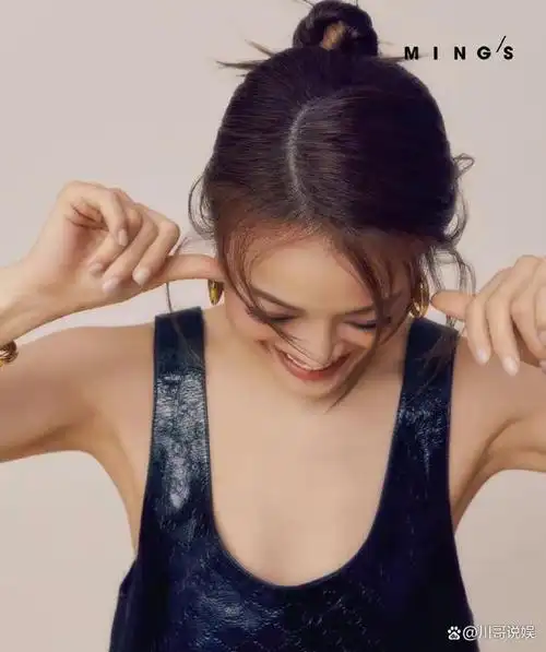 容祖儿惊艳登封,美背撩人笑容甜,时尚魅力难挡!