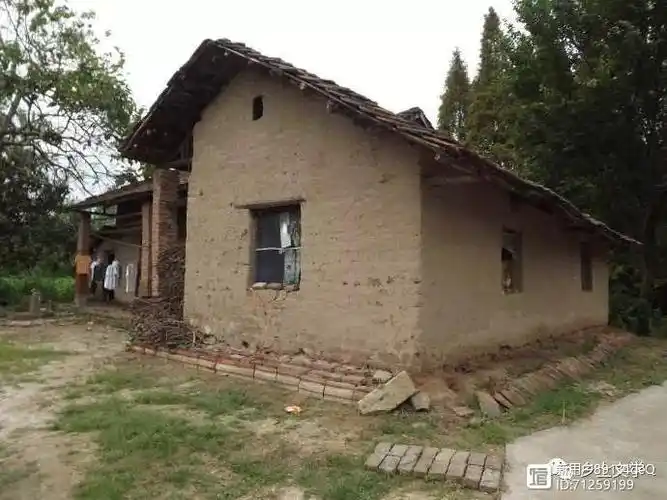 乡土情缘乡村农夫盖泥巴墙房子