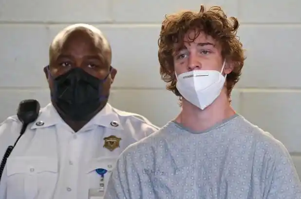 可怕!美国19岁少年将父亲按在水中淹死,还称是在"驱魔"