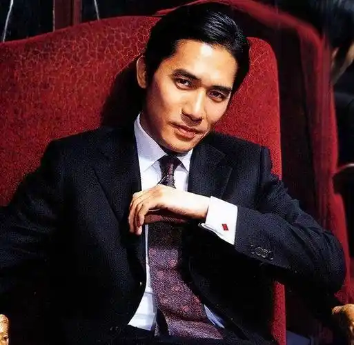 魅力十足!58岁梁朝伟代言游戏品牌,头发乌黑浓密显年轻