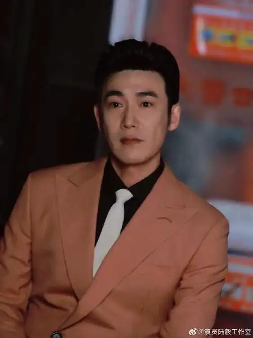 陆毅陆毅身穿中国金顶奖设计师王钰涛品牌