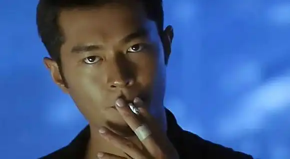 在刘德华,古天乐的《龙在边缘》,龙方饰演"东星堂主",专门挑衅刘德华.