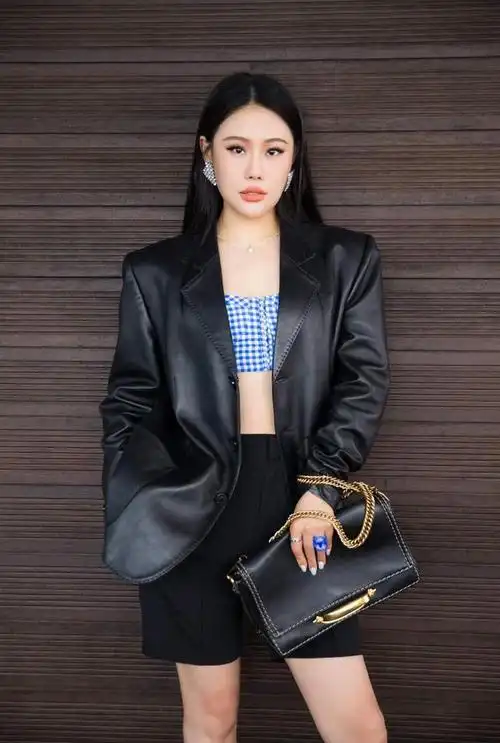 好身材就是要秀出来袁娅维穿吊带裙开叉开到大腿根太性感了