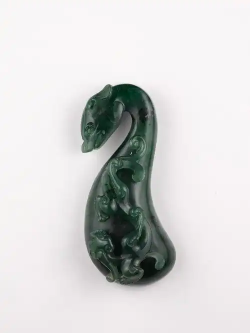 小青果小小的玉带钩是中国玉器的一个代表,凝结着古人的匠心和技艺