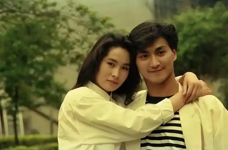 1998年,当何家劲得知金素梅患了肝癌之后,多次去医院看望,并承诺要