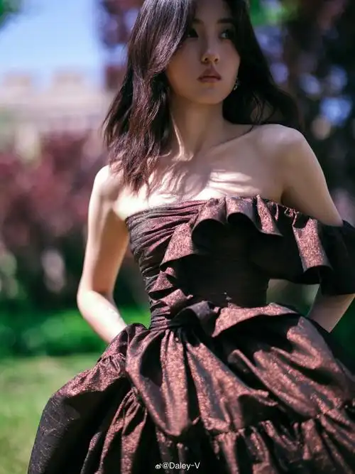 张子枫身着ulla johnson 24秋冬系列抹胸长裙亮相#中国电影导演之夜