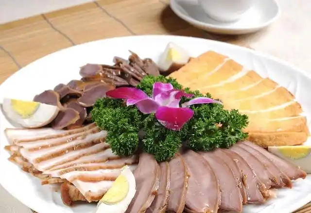 卤水拼盘,也称为肉类和奶酪拼盘,是餐厅和家庭聚会中很受欢迎的开胃菜