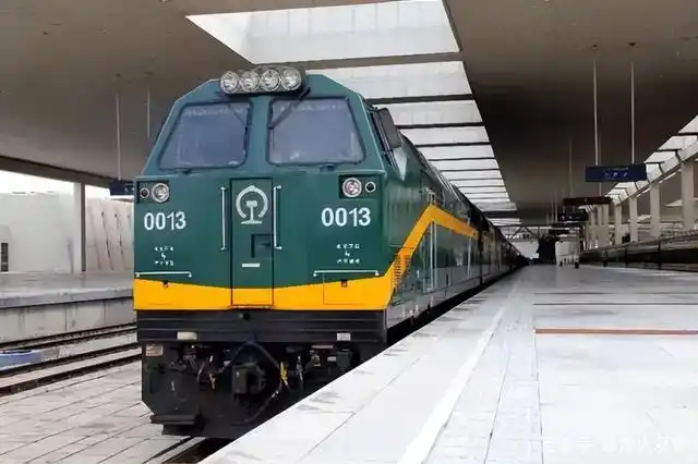 中国大江南北的铁路线上,基本都是清一色的绿皮火车,因此很多老人会