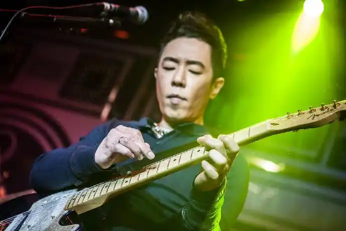 1991年,beyond在香港红磡举办"生命接触"演唱会.