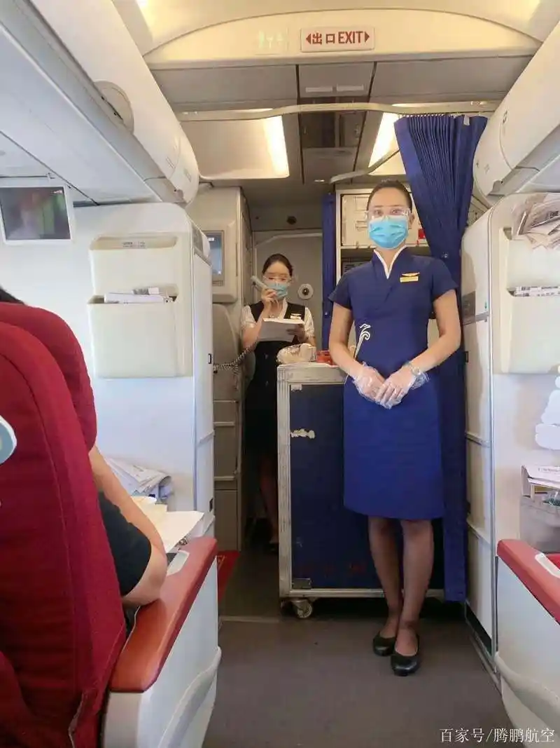 深圳经济特区成立40周年之际——深航空乘制服首发